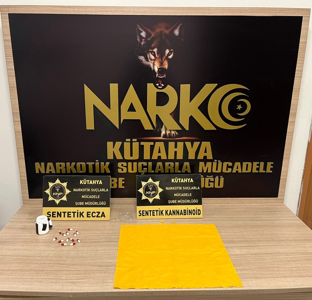 Kütahya'da, uyuşturucu ticareti yaptıkları iddiasıyla gözaltına alınan 2 şüpheli tutuklandı.