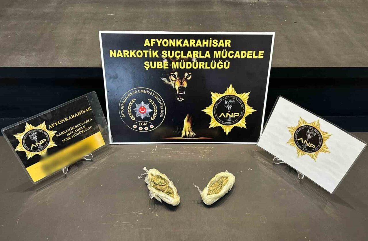Afyonkarahisar’da polis tarafından gerçekleştirilen uyuşturucu operasyonunda yakalanan iki kişiden biri