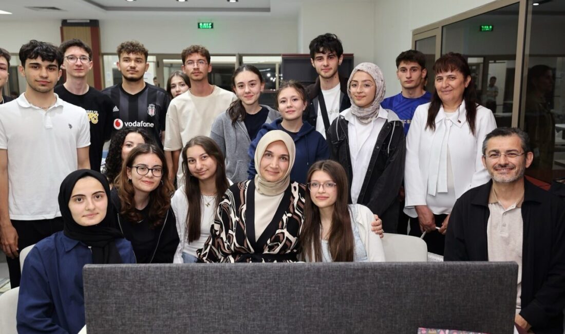 Vali Yiğitbaşı gençlerle buluştu! Afyonkarahisar Vali Doç. Dr. Kübra Güran Yiğitbaşı, eşi Op. Dr.