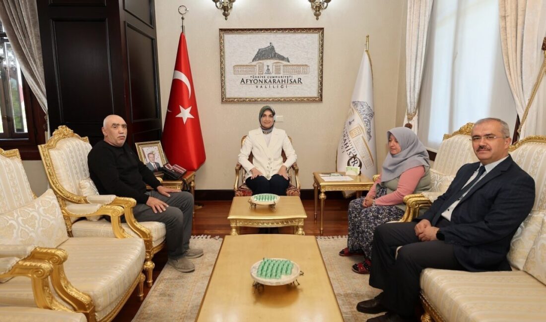 Afyonkarahisar Valisi Doç. Dr. Kübra Güran Yiğitbaşı, şehit Servet Akkuş’un