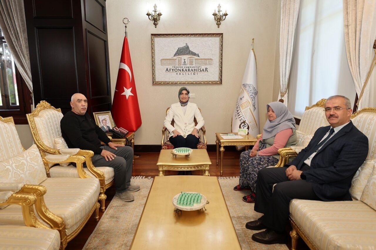 Afyonkarahisar Valisi Doç. Dr. Kübra Güran Yiğitbaşı, şehit Servet Akkuş’un