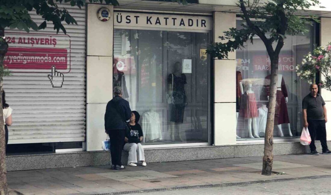 Vatandaşlar yağmurdan kaçmak için saçakların altına sığındı Eskişehir’de yağmura hazırlıksız yakalanan vatandaşlar kendilerini korumak için dükkan ve