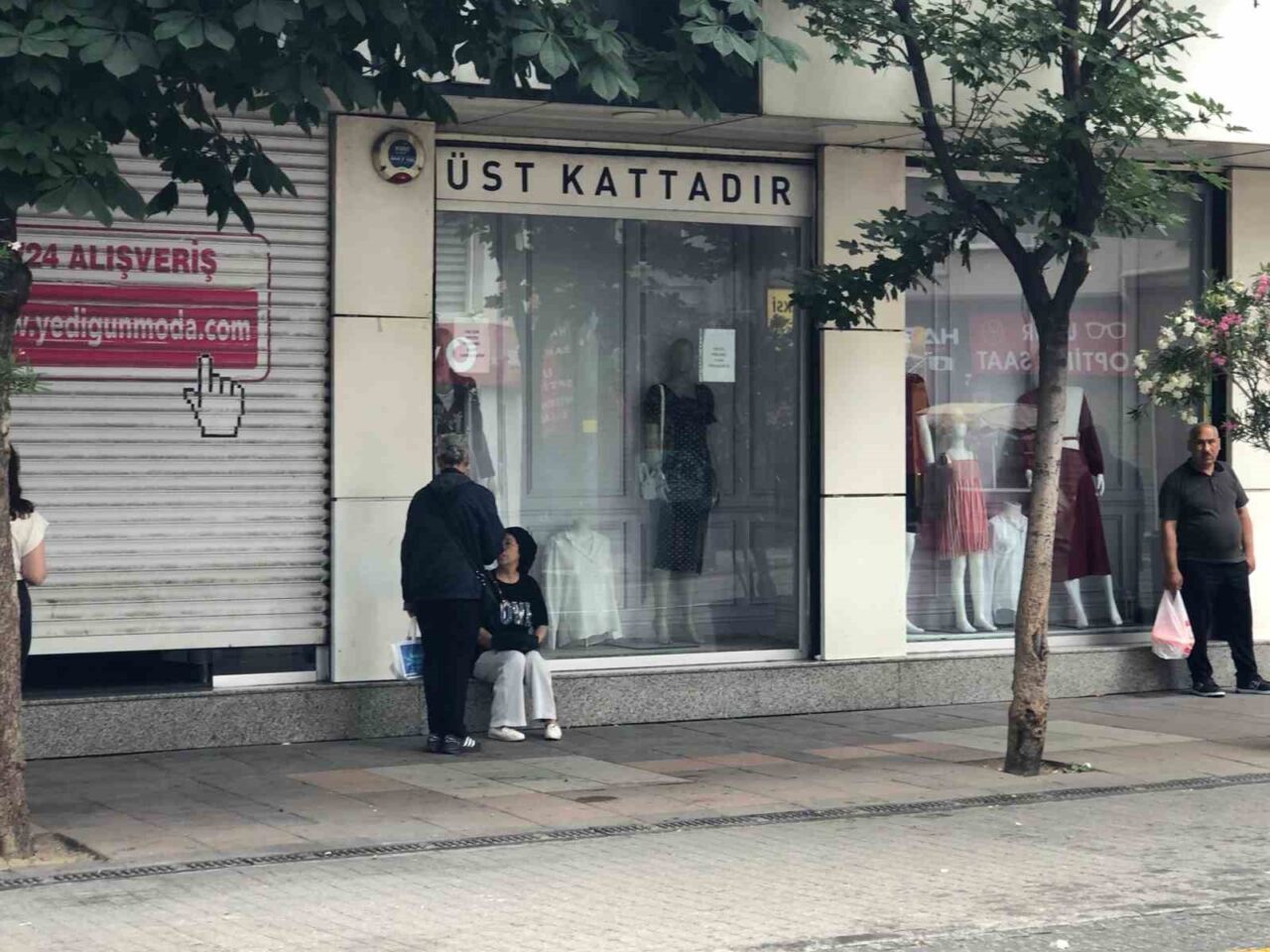 Eskişehir’de yağmura hazırlıksız yakalanan vatandaşlar kendilerini korumak için dükkan ve