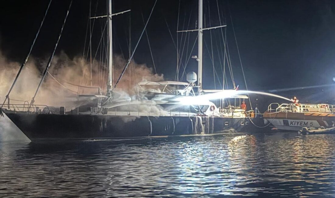 Muğla'nın Fethiye ilçesinde yangın çıkan tekne, söndürme çalışmaları sırasında suya