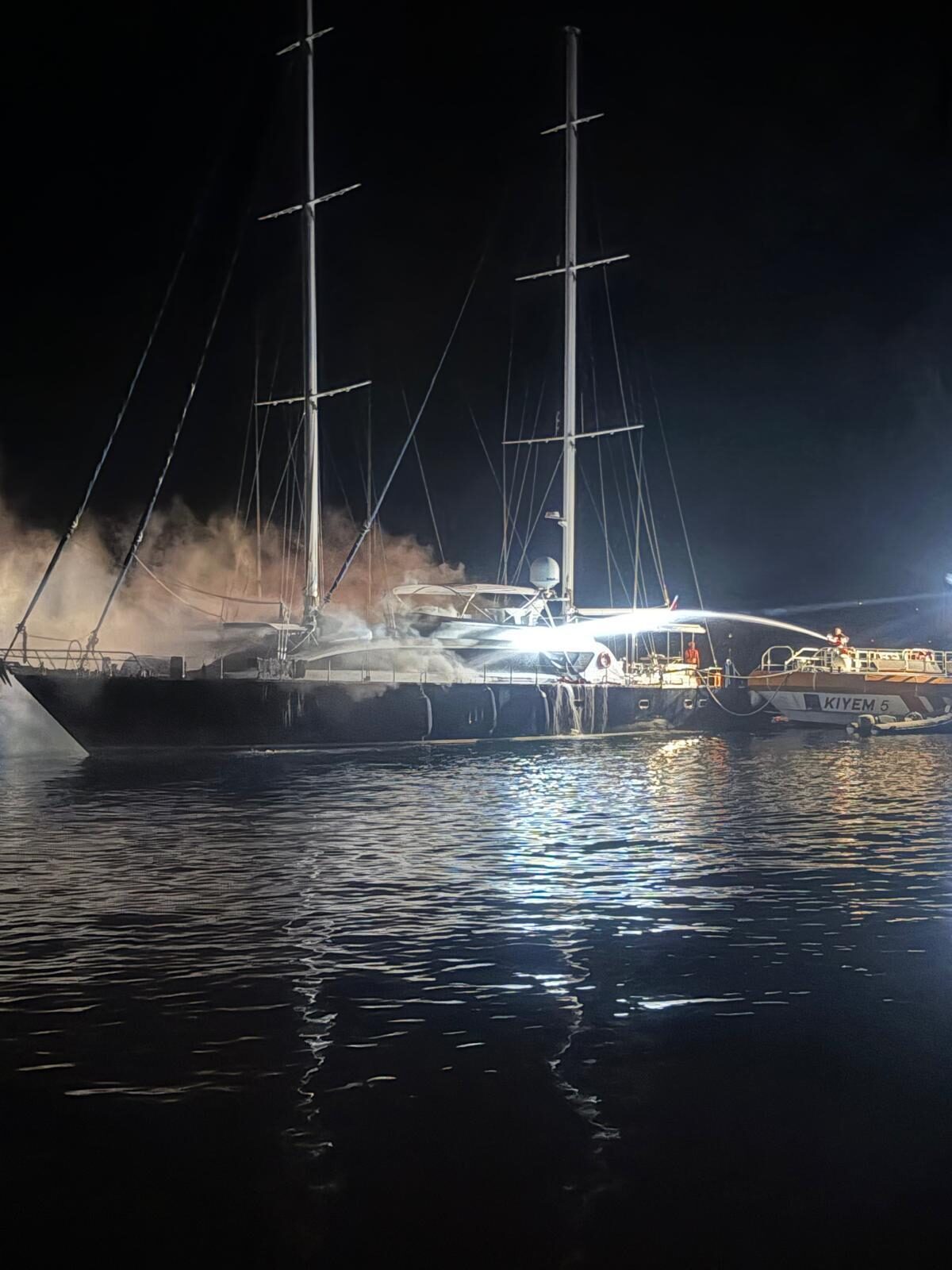 Muğla'nın Fethiye ilçesinde yangın çıkan tekne, söndürme çalışmaları sırasında suya