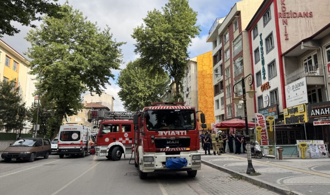 Kütahya'da emlak ofisinin yer aldığı otelin zemin katındaki yangında dumandan