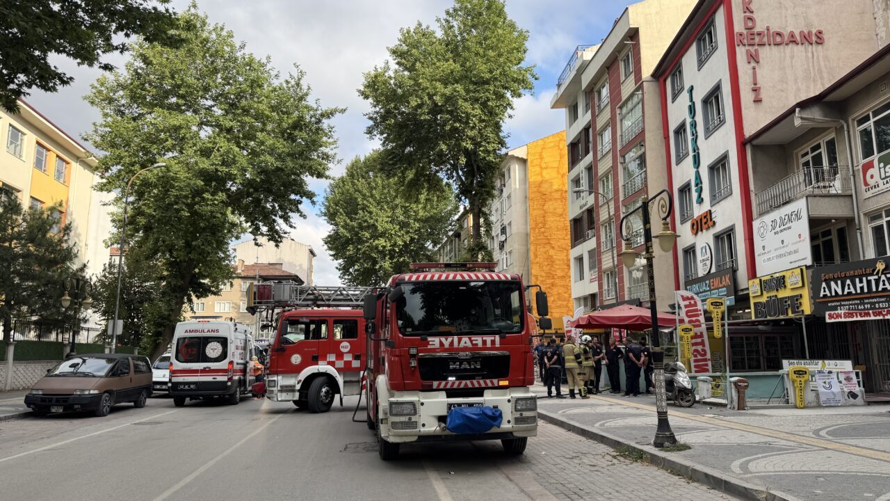 Kütahya'da emlak ofisinin yer aldığı otelin zemin katındaki yangında dumandan