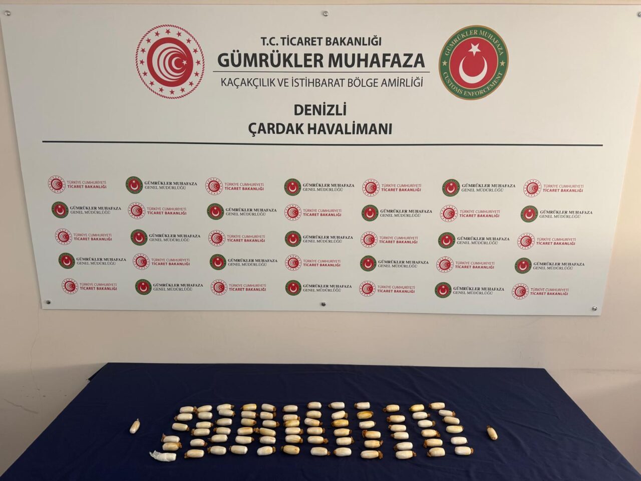 Denizli Çardak Havalimanı'nda, yabancı uyruklu bir yolcunun midesinde 74 kapsül
