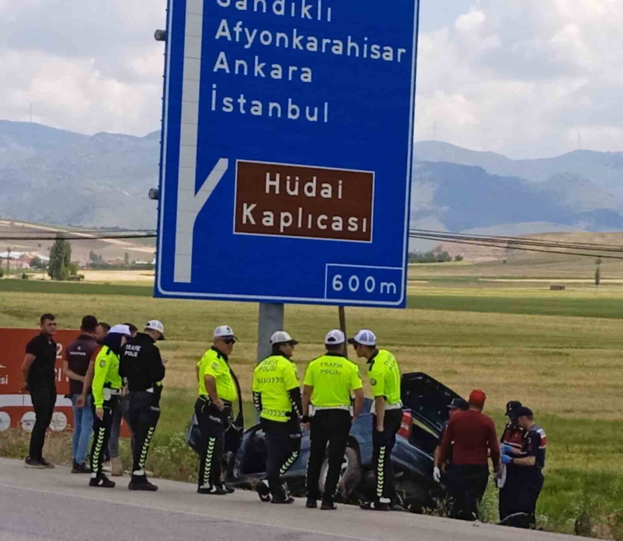 Afyonkarahisar’da kontrolden çıkarak şarampole girip ardından yön tabelasına çarparak durabilen