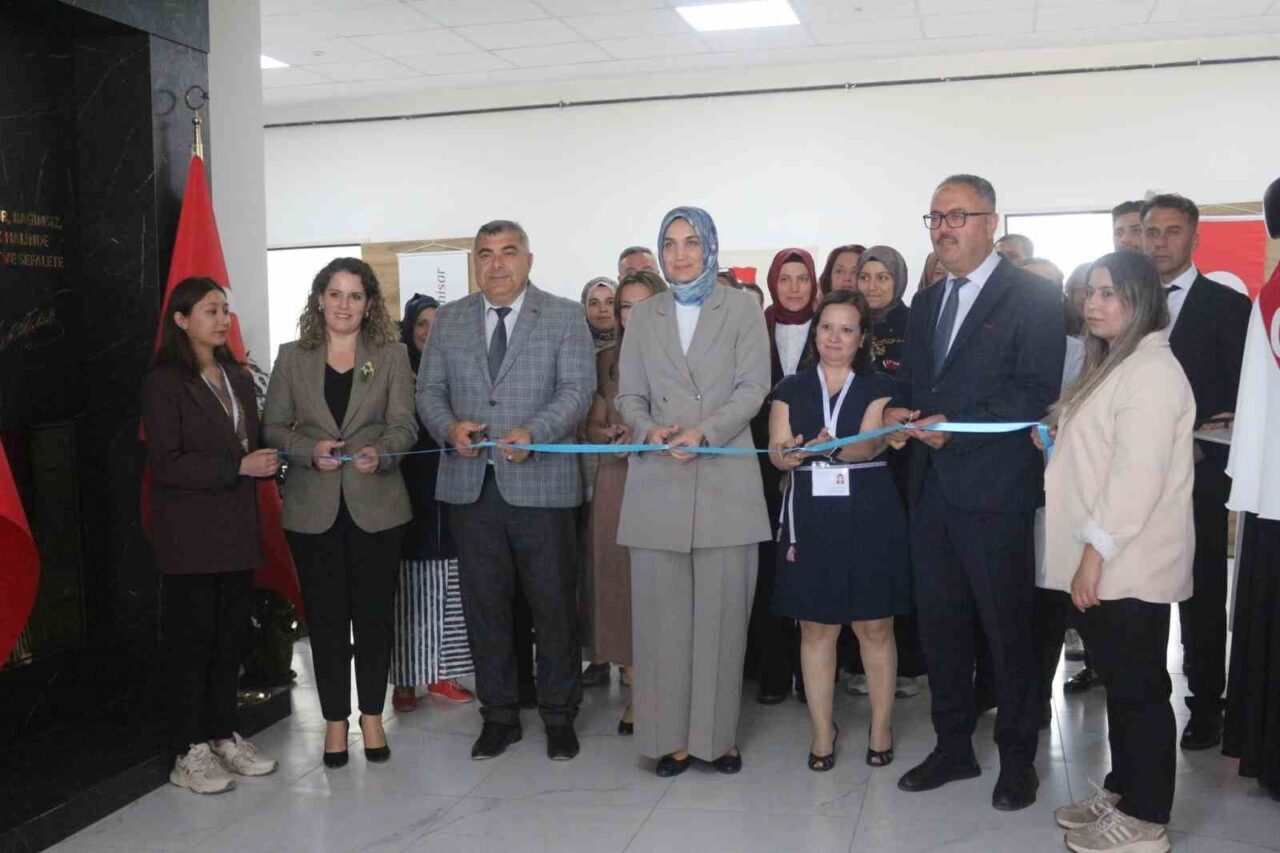 Afyonkarahisar Olgunlaşma Enstitüsü, Hayat Boyu Öğrenme Haftası kapsamında düzenlediği sergiyle,