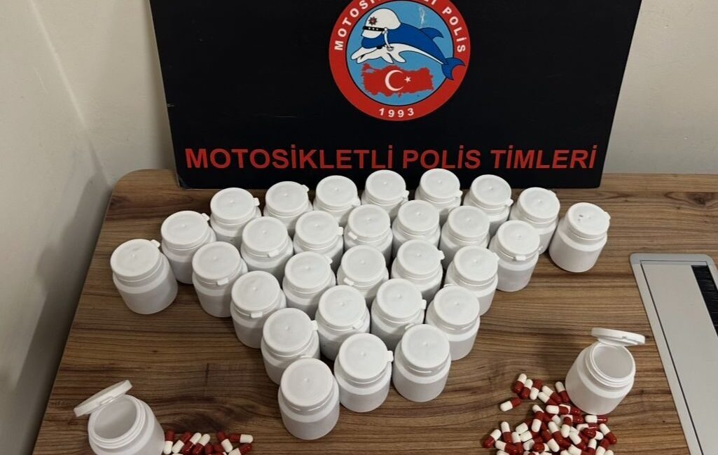  Yunusemre'de şüphe üzerine durdurulan otomobilde uyuşturucu madde ele geçirildi, 4