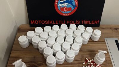  Yunusemre'de şüphe üzerine durdurulan otomobilde uyuşturucu madde ele geçirildi, 4