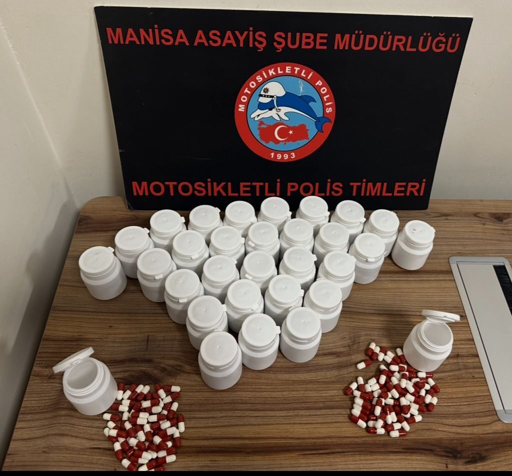  Yunusemre'de şüphe üzerine durdurulan otomobilde uyuşturucu madde ele geçirildi, 4