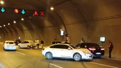 İzmir'in Kemalpaşa ilçesinde 4 otomobilin karıştığı zincirleme trafik kazasında 3