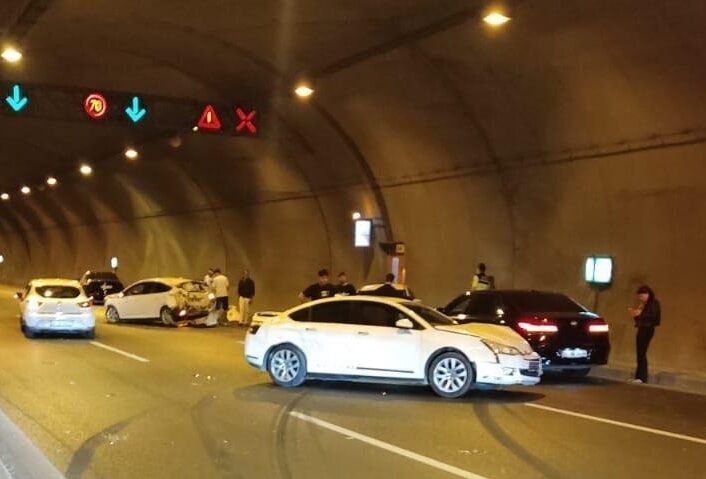 İzmir'in Kemalpaşa ilçesinde 4 otomobilin karıştığı zincirleme trafik kazasında 3