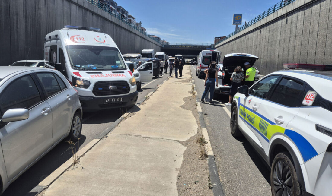 Manisa'nın Turgutlu ilçesinde 4 aracın karıştığı zincirleme trafik kazasında 2'si