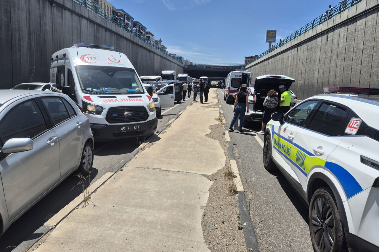 Manisa'nın Turgutlu ilçesinde 4 aracın karıştığı zincirleme trafik kazasında 2'si