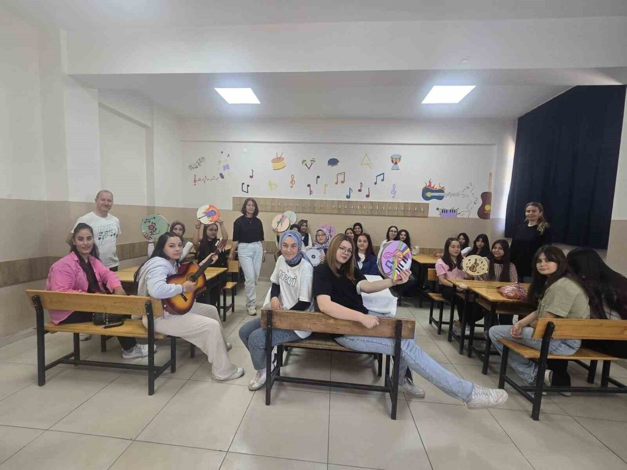 Afyonkarahisar Zübeyde Hanım Kız Mesleki ve Teknik Anadolu Lisesi’nde öğrenciler,
