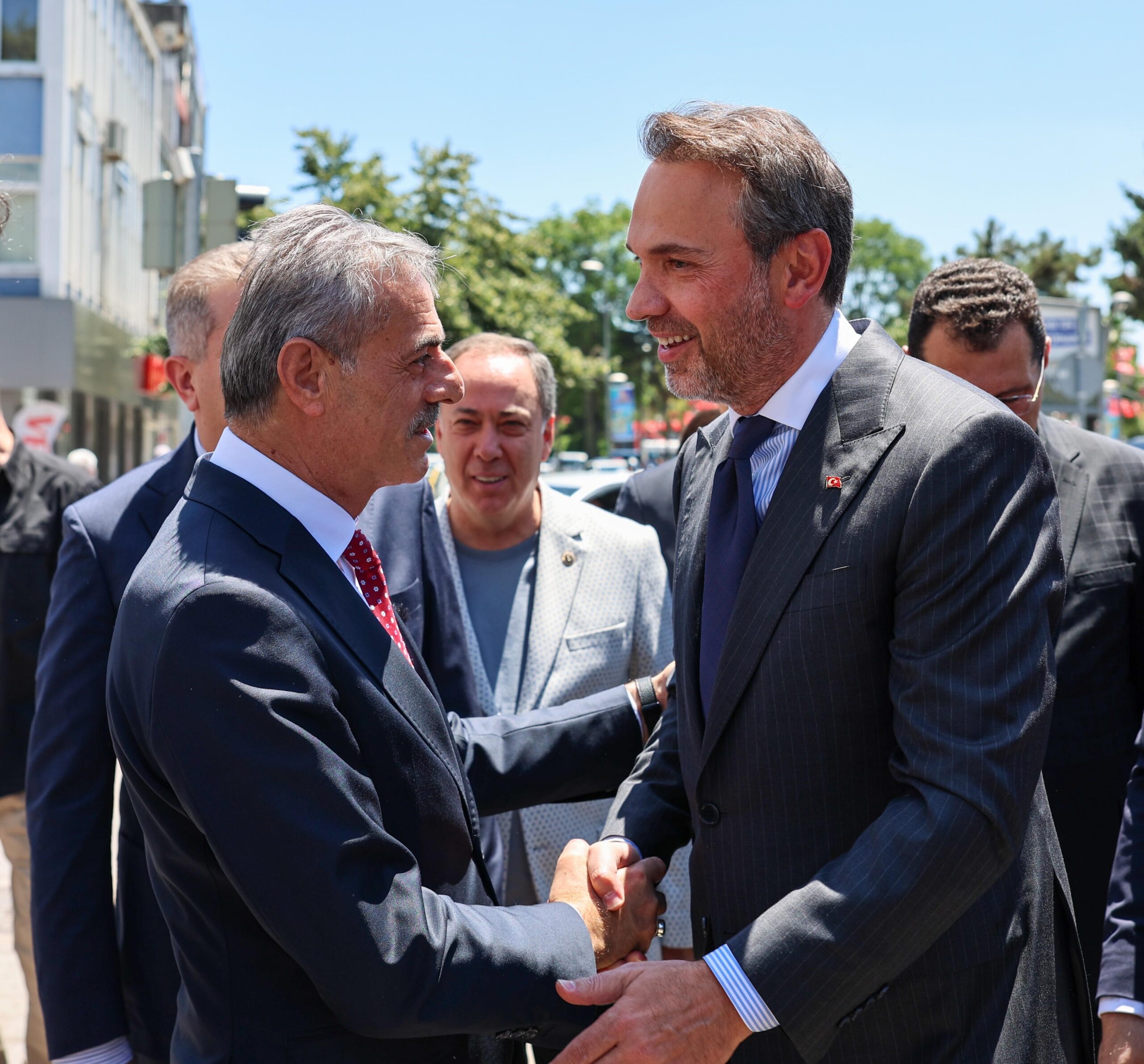 Enerji ve Tabii Kaynaklar Bakanı Alparslan Bayraktar, Sakarya'da katıldığı programlarda