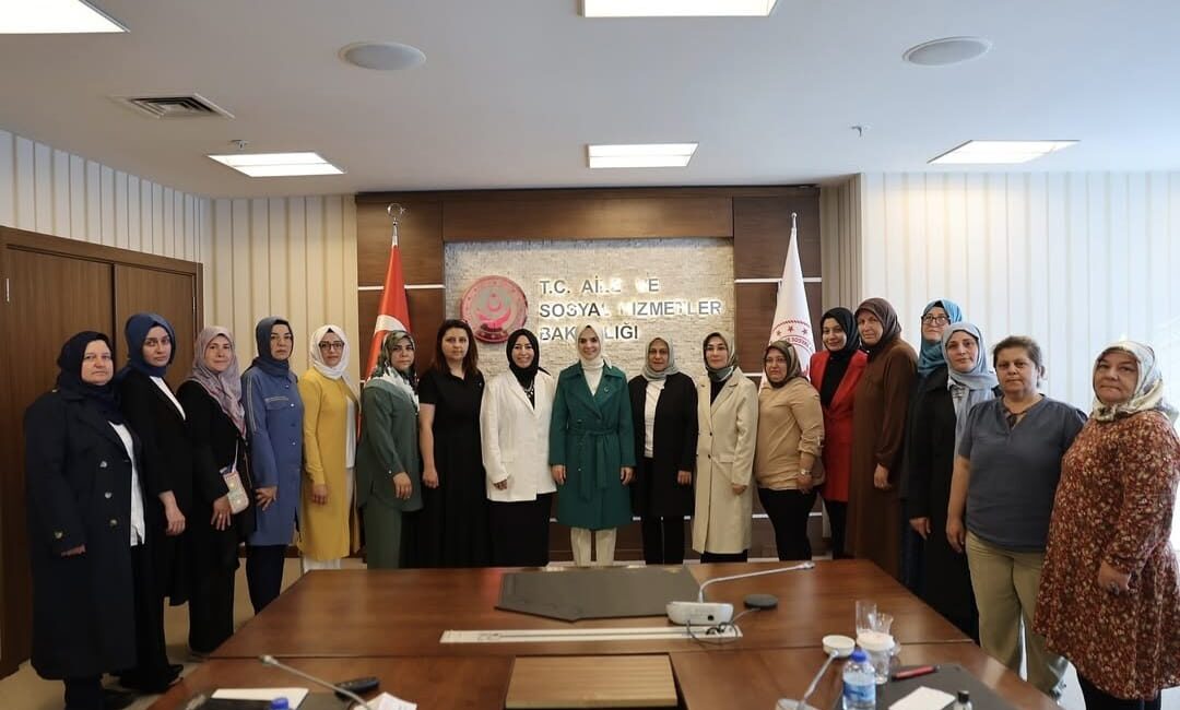 AK Parti Afyonkarahisar İl Kadın Kolları Başkanı Dilek Hanım Çengel,