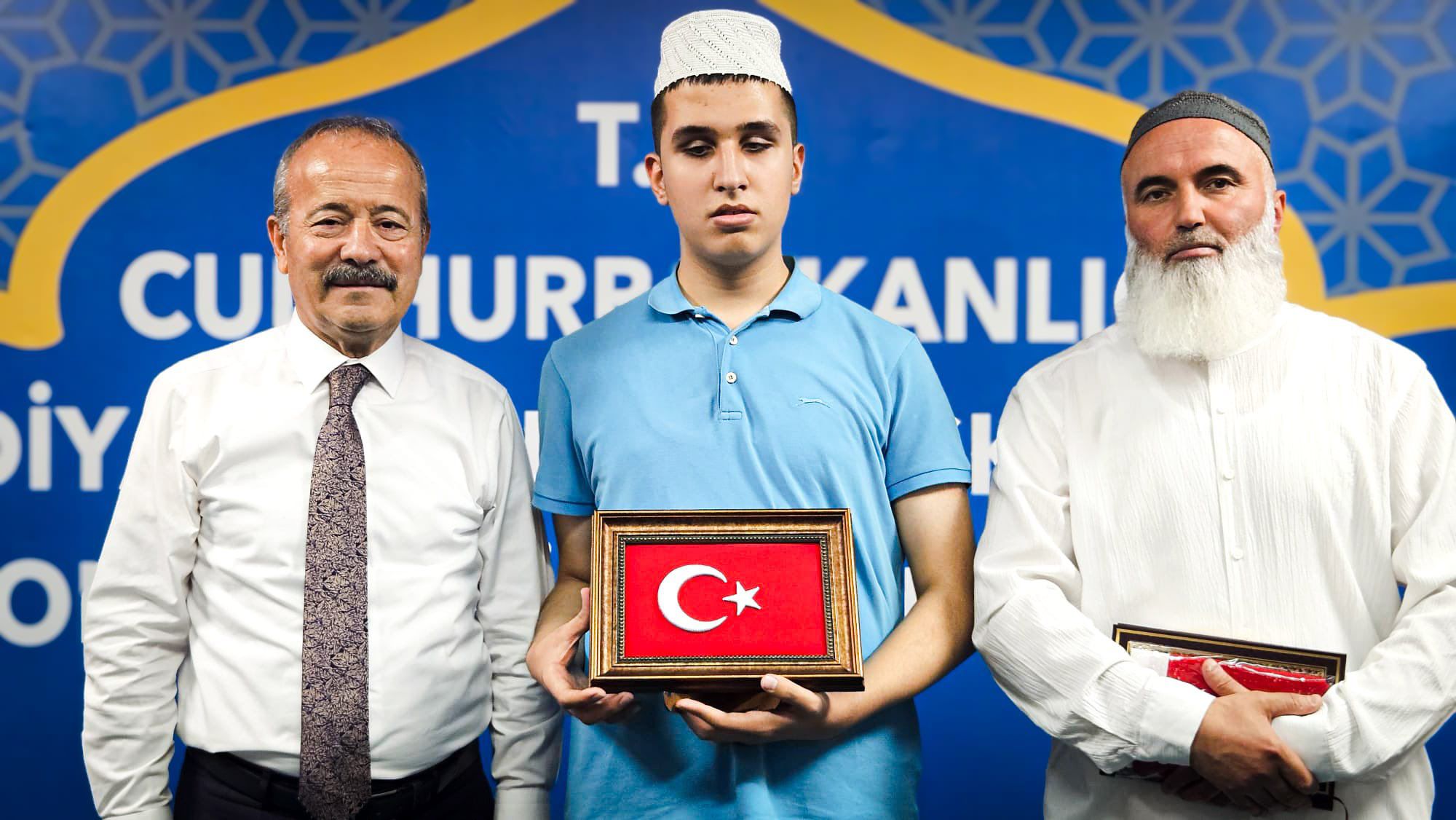 
Afyonkarahisar’da düzenlenen Görme Engelliler Kur’an-ı Kerim Okuma Yarışması’nda gösterdiği üstün