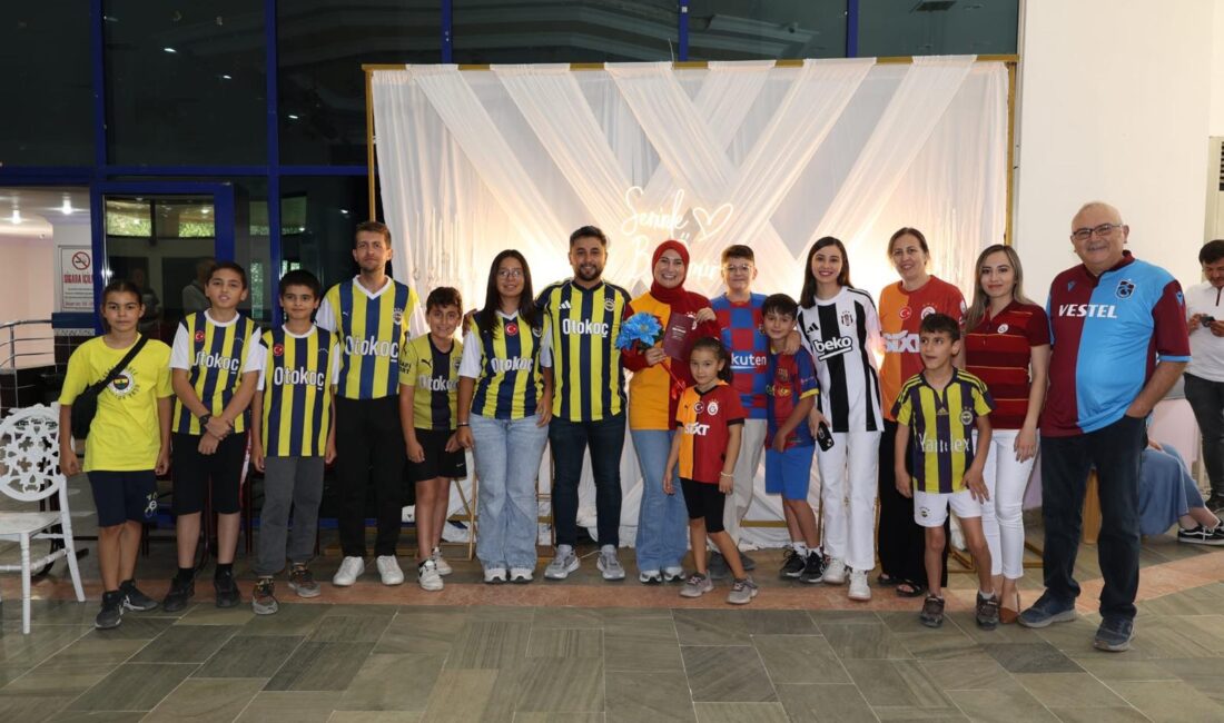 Afyonkarahisar'ın Sandıklı ilçesinde fanatik Fenerbahçe ve Galatasaray taraftarı çift, nikah
