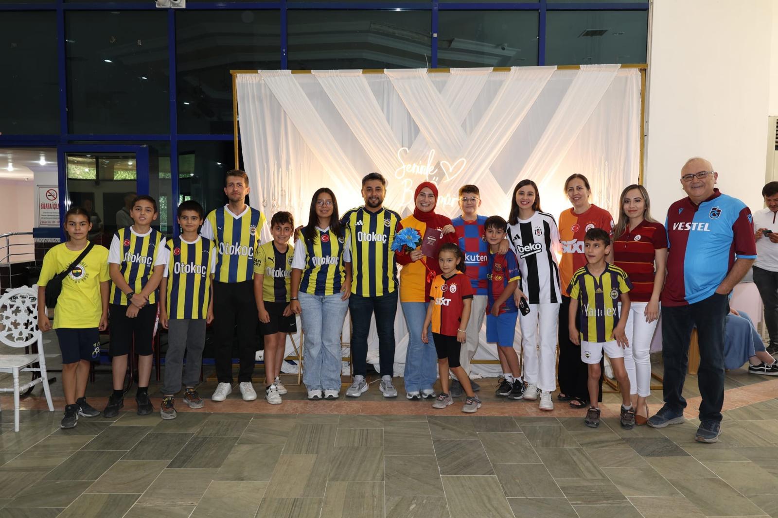 Afyonkarahisar'ın Sandıklı ilçesinde fanatik Fenerbahçe ve Galatasaray taraftarı çift, nikah