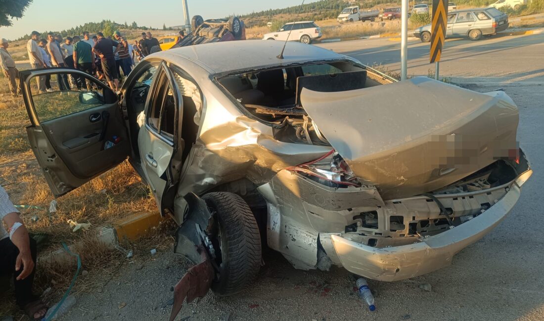 Afyonkarahisar’ın İhsaniye ilçesinde hafif ticari araç ile otomobilin çarpışması sonucu