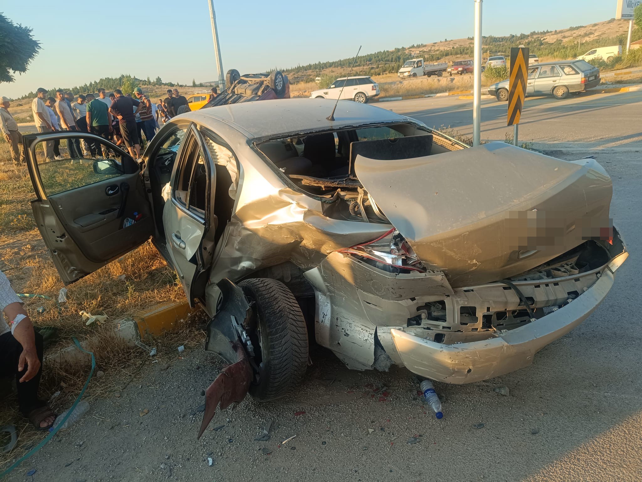 Afyonkarahisar’ın İhsaniye ilçesinde hafif ticari araç ile otomobilin çarpışması sonucu
