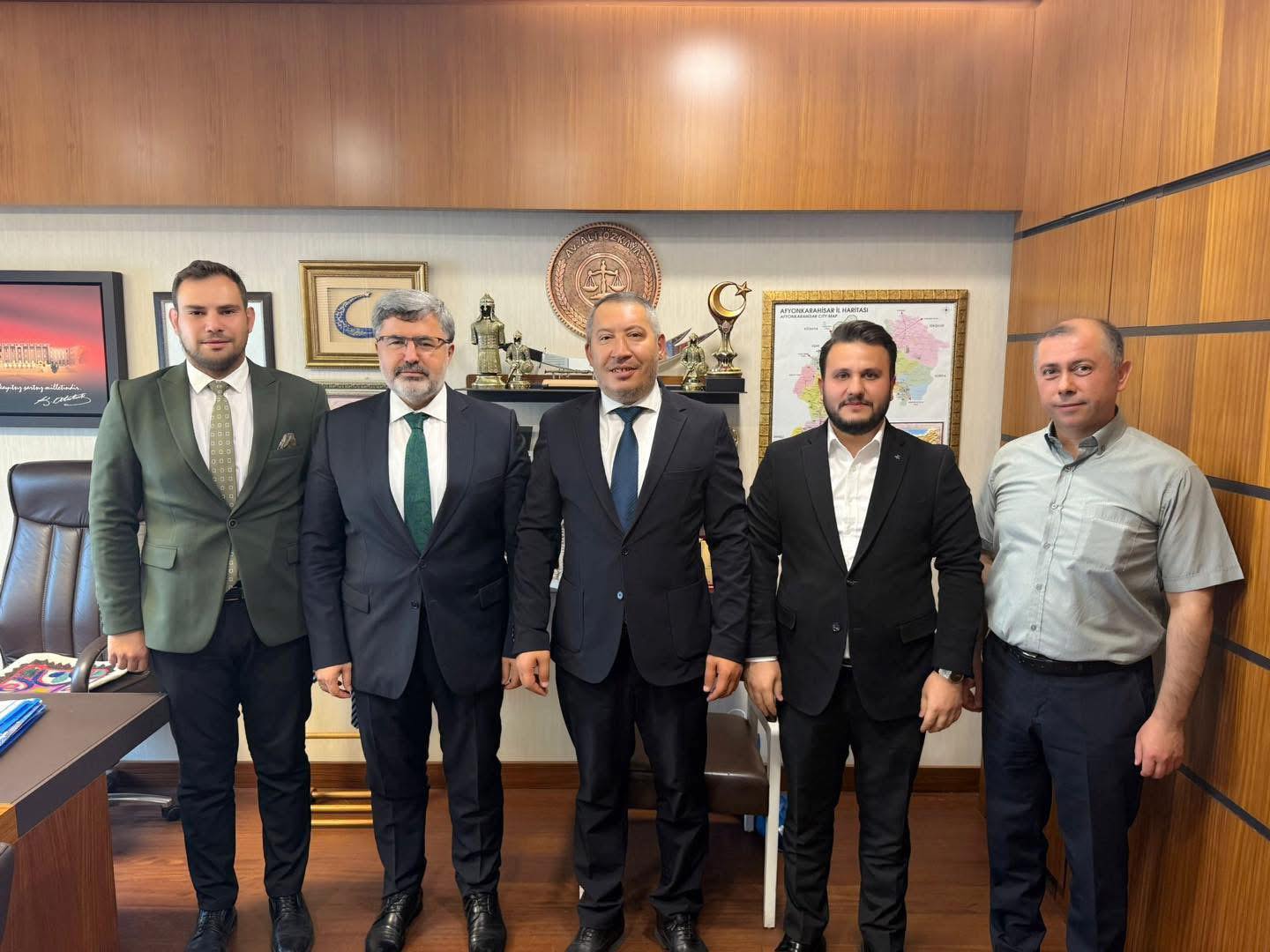 Dinar Belediye Başkanı Veysel Topçu, beraberindeki heyetle birlikte Afyonkarahisar AK