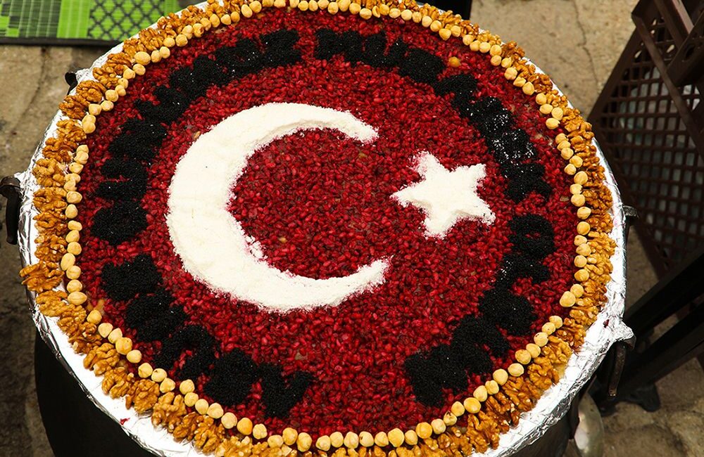 Afyonkarahisar Belediyesi tarafından Aşure Günü'nde Hz. Mevlana'nın yedinci kuşak torunlarından