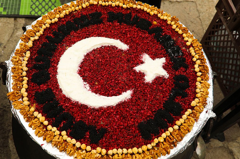 Afyonkarahisar Belediyesi tarafından Aşure Günü'nde Hz. Mevlana'nın yedinci kuşak torunlarından