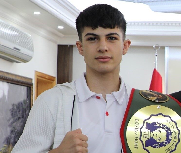 Bayburtlu milli sporcu Bedirhan Akburak, Balkan şampiyonu oldu. Akburak, finalde