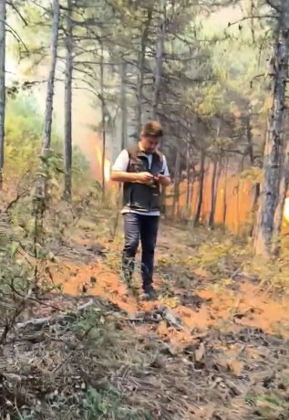 Eskişehir'in Seyitgazi ilçesinde dün yangına müdahale bir ekibin alevlerin ortasında