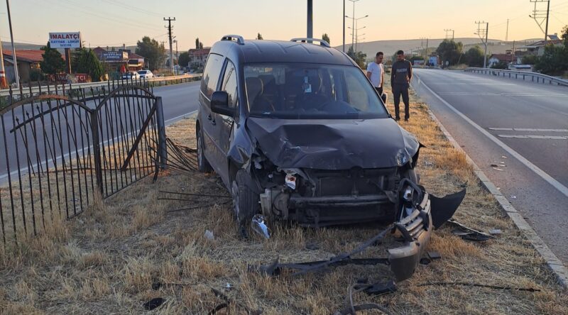 Afyonkarahisar’ın Sinanpaşa ilçesinde refüjdeki demir korkuluklara çarpan hafif ticari araçtaki