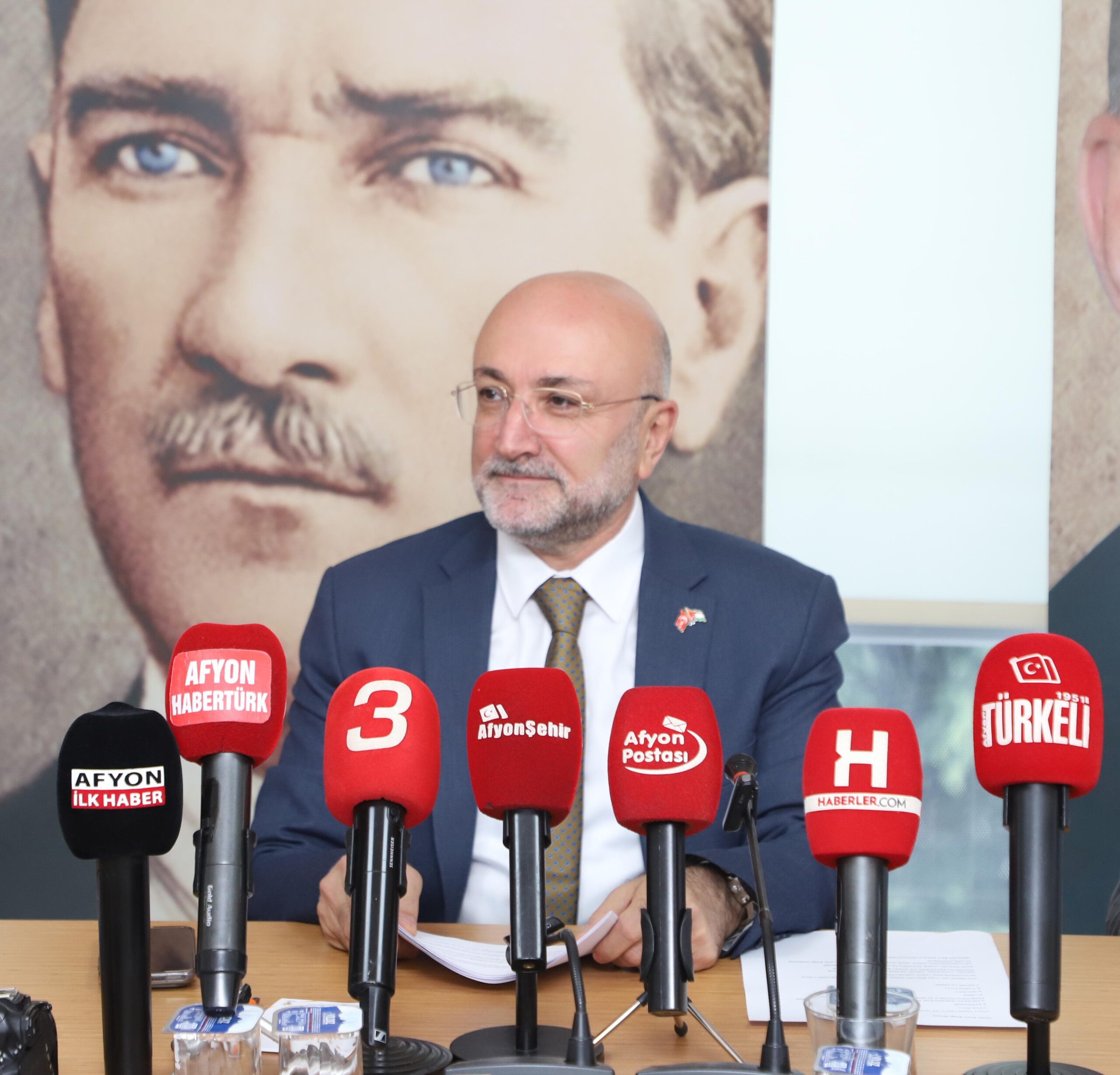 AK Parti Afyonkarahisar İl Başkanı Turgay Şahin, düzenlediği basın toplantısında