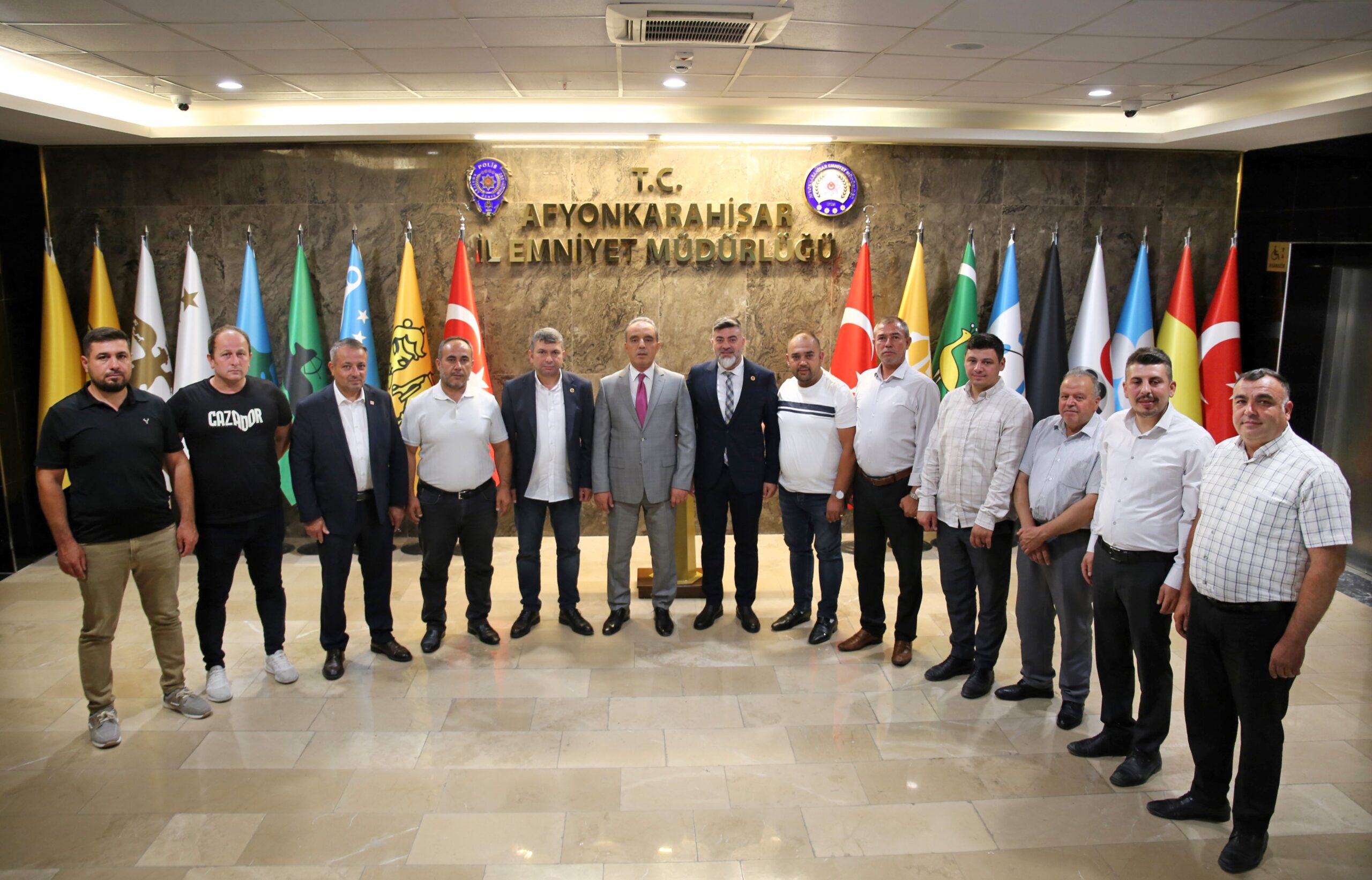 Afyonkarahisar Muhtarlar Derneği Başkanı Suat Uygur ve beraberindeki 11 mahalle
