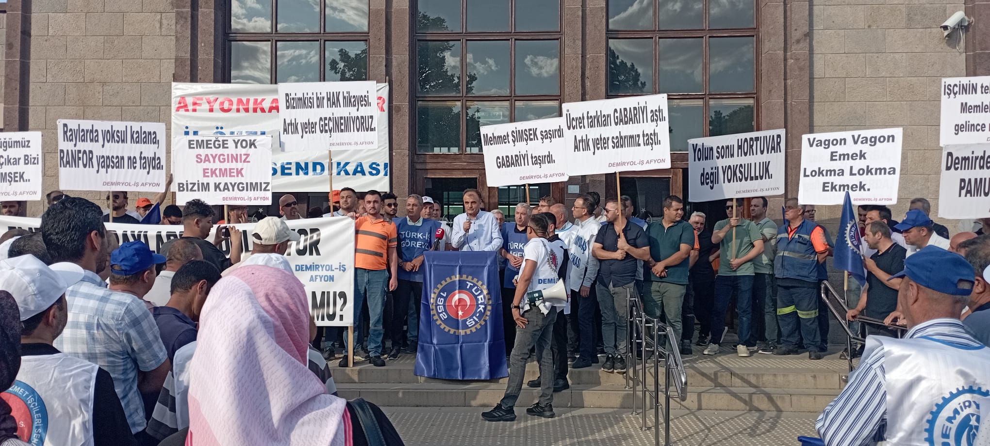 Afyonkarahisar’da işçiler açıklamalarına devam ediyor. Hükümet tarafının verdiği ikinci teklifinde