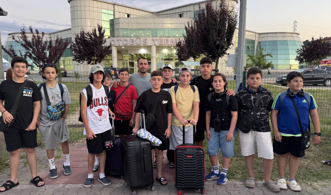 Kamp için Ordu’dan Afyon’a gelecekler Ordu'nun Ünye ilçesinden 12 öğrenci, Mersin'de düzenlenen Mehmet Akif Ersoy