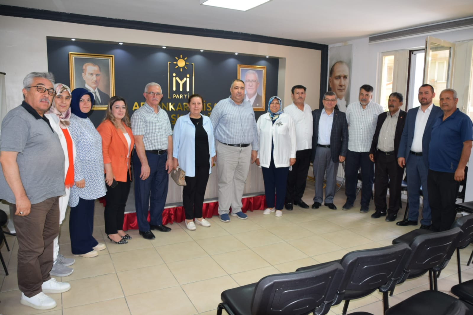 Afyon Muhtarlar Dayanışma Derneği Başkanı Deniz Özcan ve beraberindeki merkez