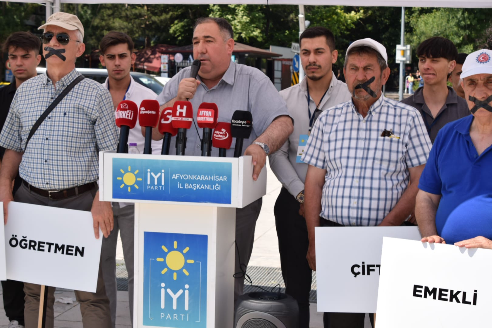İYİ Parti İl Başkanı Muhammet Mısırlıoğlu, haftalık basın toplantısını Zafer