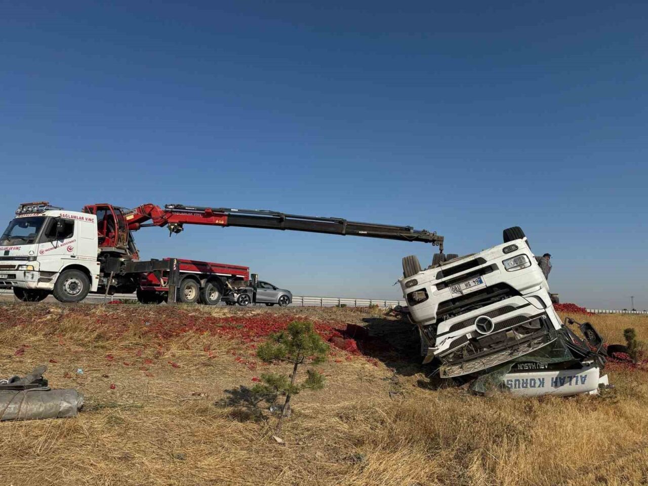 Afyonkarahisar’da şarampole devrilen tırda yaklaşık 20 ton salçalık biber çevreye