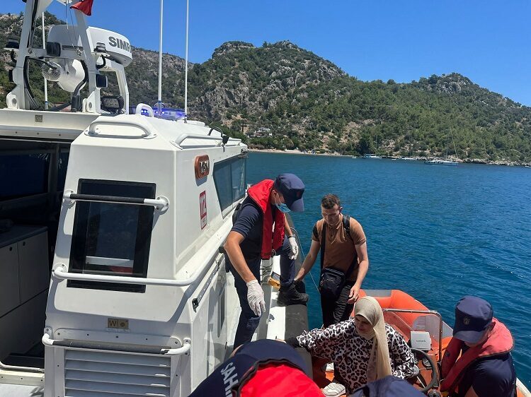 Muğla'nın Marmaris ilçesinde 21 düzensiz göçmen yakalandı.