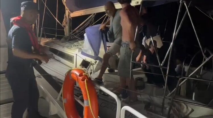 Muğla'nın Datça ilçesi açıklarındaki yelkenli teknede, aralarında çocuklarında bulunduğu 28
