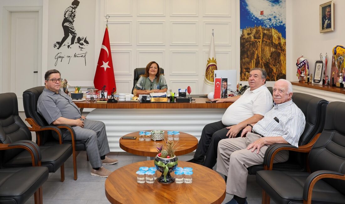 Afyonkarahisar Belediye Başkanı Burcu Köksal, Sandıklı’nın önceki dönem Belediye Başkanlarından
