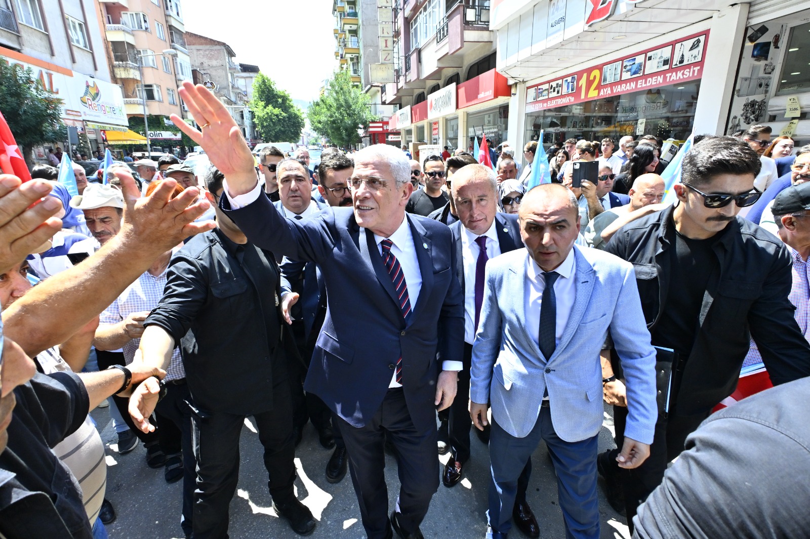 Afyonkarahisar’a gelen İYİ Parti Genel Başkanı Müsavat Dervişoğlu, kentteki temaslarını