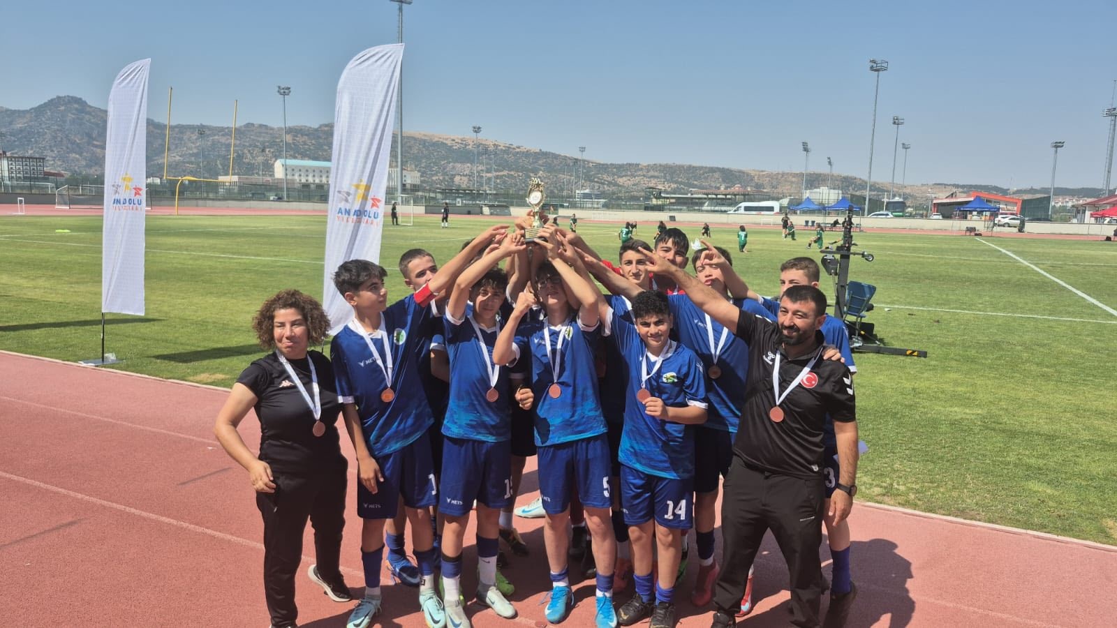 Afyonkarahisar'da düzenlenen Anadolu Yıldızlar Ligi Futbol Türkiye Şampiyonası'nda mücadele eden