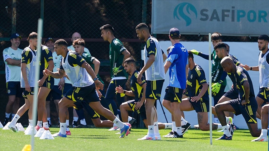 Fenerbahçe Futbol Direktörü Devin Özek, takımın kalitesini artırmak için ellerinden