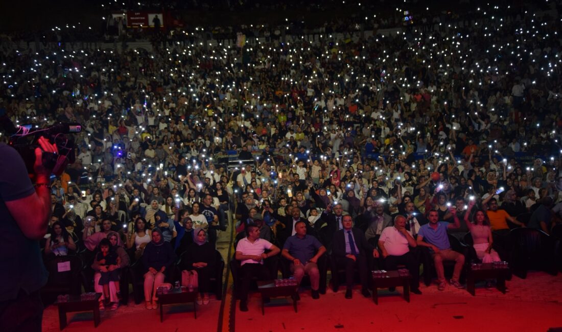Çay’daki Vişne ve Eber Sarısı Festivali, renkli anlara, müzik dolu