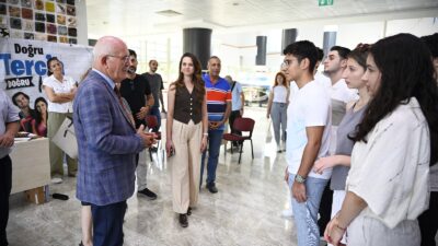 Uşak Üniversitesi Rektörü Prof. Dr. Ekrem Savaş, aday öğrencilerle “Tercih